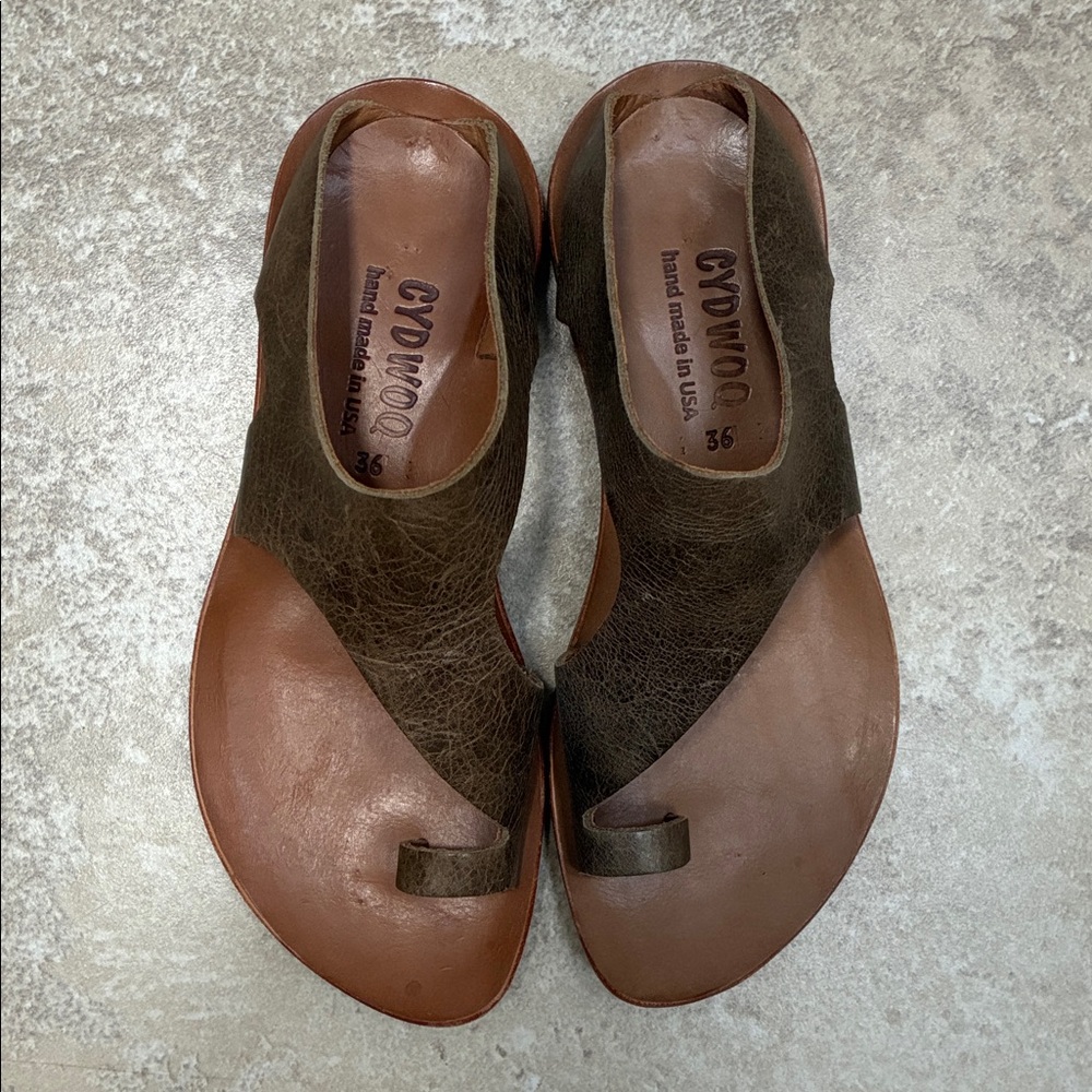 Gyduoo Olive and Tan Leather Toe-Loop Sandals for Women